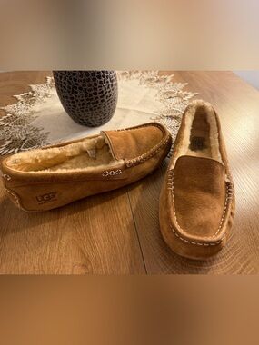 Women’s UGG Brown Moccasins/Loafers Shearling lined even Tongue 8/39 EUC